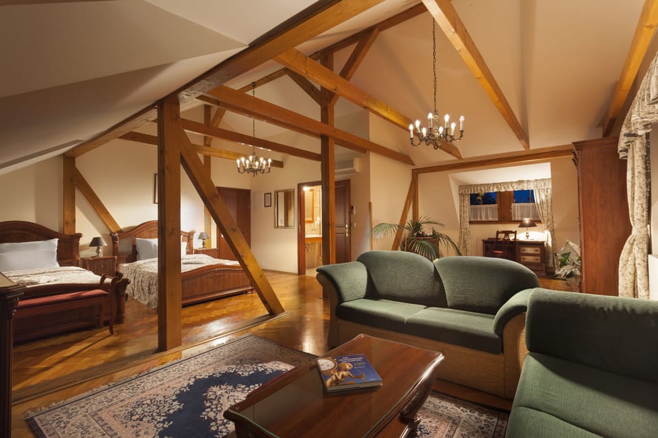 Junior Suite | Minibar, in-room safe, individually decorated, individually furnished
