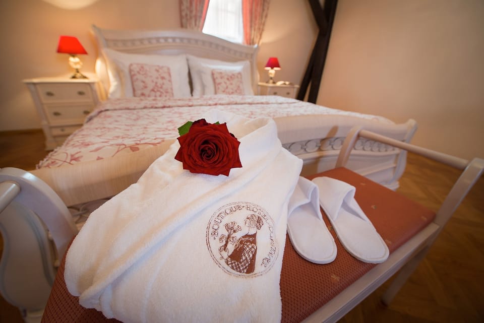 Deluxe Double or Twin Room | Minibar, in-room safe, individually decorated, individually furnished