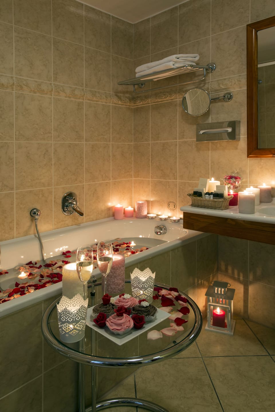 Combined shower/tub, free toiletries, hair dryer, bidet