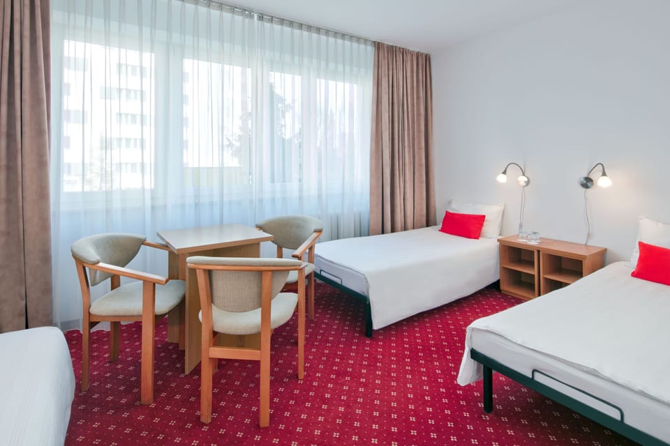 Triple Room | Desk, iron/ironing board, free WiFi, bed sheets