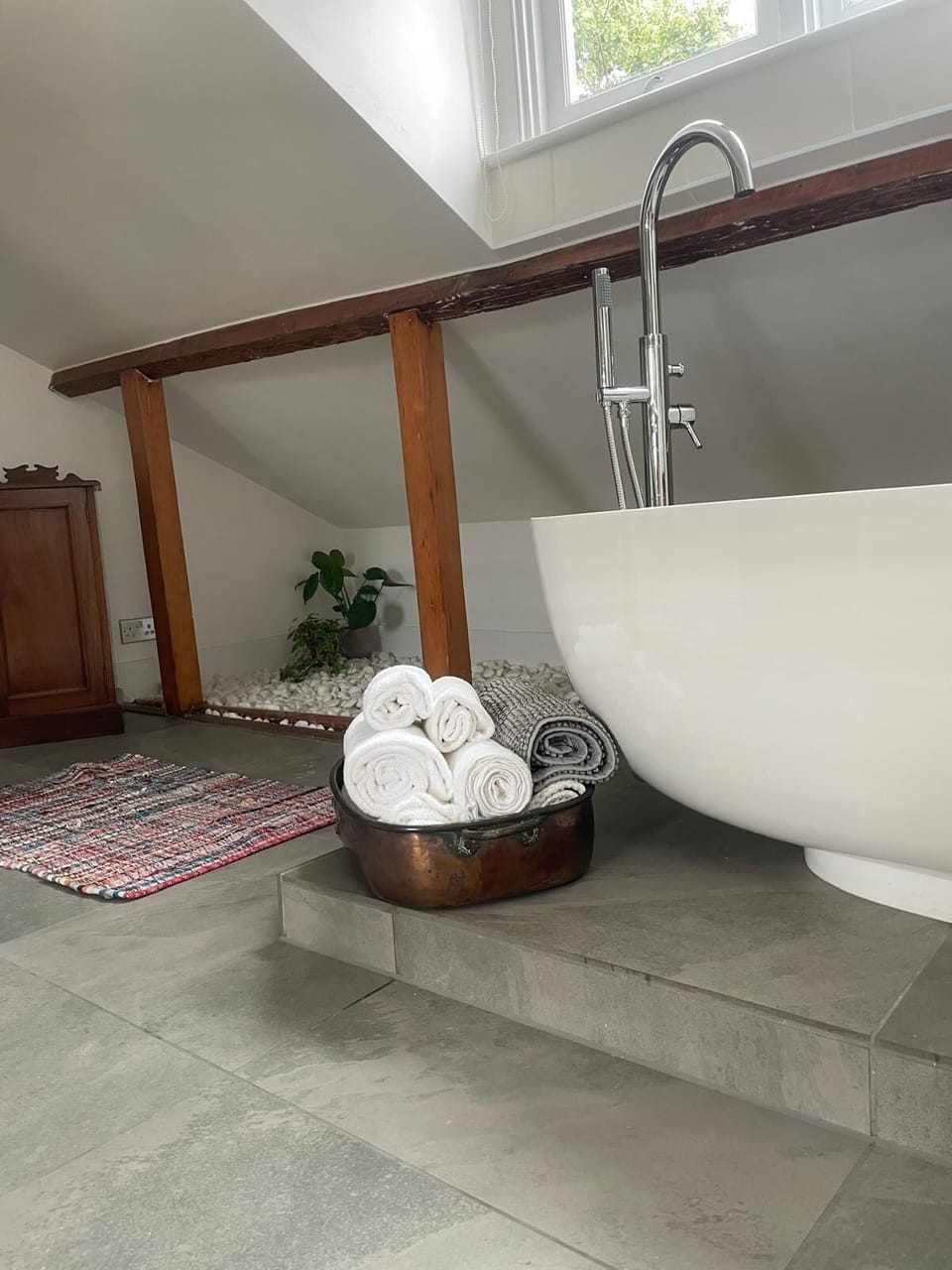 Deluxe Double Room, Garden View | Bathroom | Free toiletries, hair dryer, slippers, towels