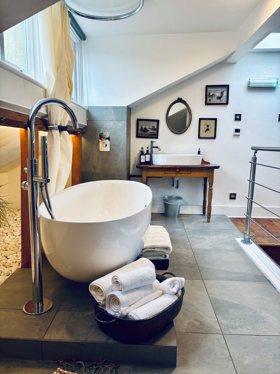 Deluxe Double Room, Garden View | Bathroom | Free toiletries, hair dryer, slippers, towels