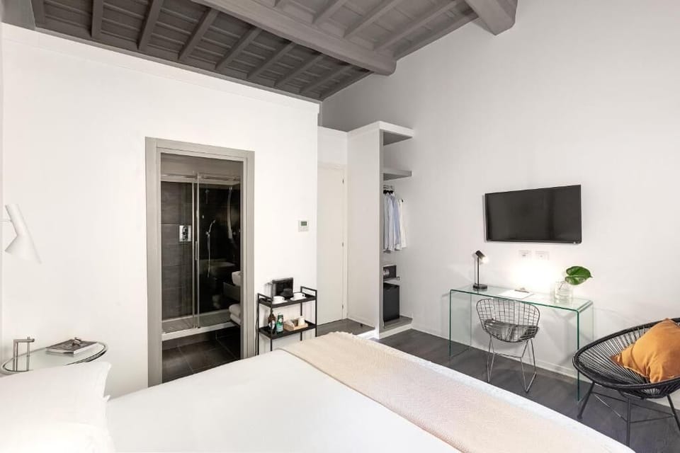Basic Double Room | Minibar, desk, WiFi (free), bed sheets