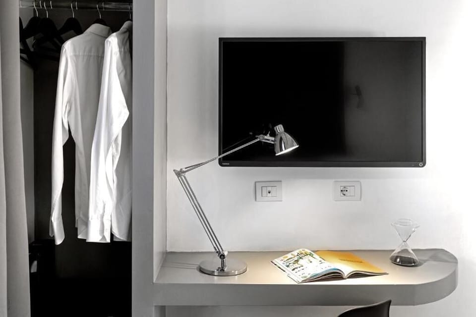 Basic Double Room | Minibar, desk, free WiFi, bed sheets