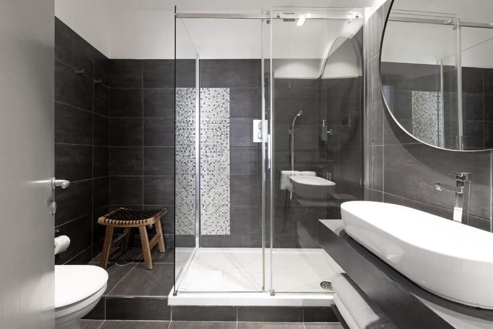 Basic Double Room | Bathroom | Hair dryer, towels, soap, shampoo