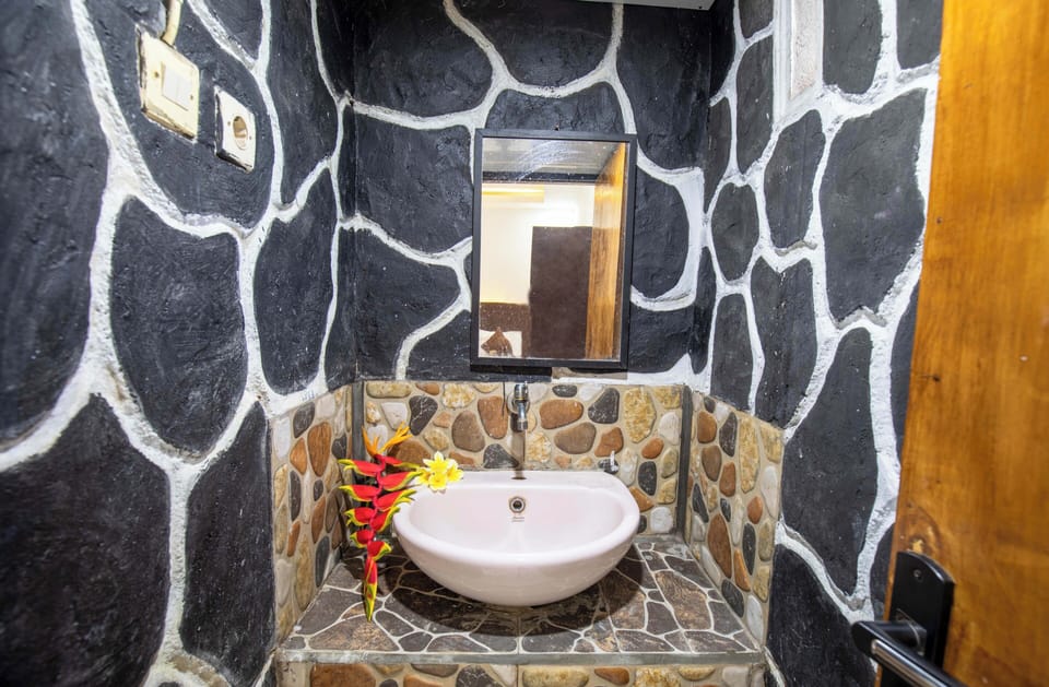 Standard Twin Room | Bathroom | Shower, towels, soap, shampoo