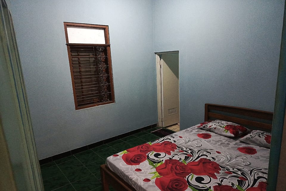 Basic Room | Laptop workspace, free WiFi, bed sheets
