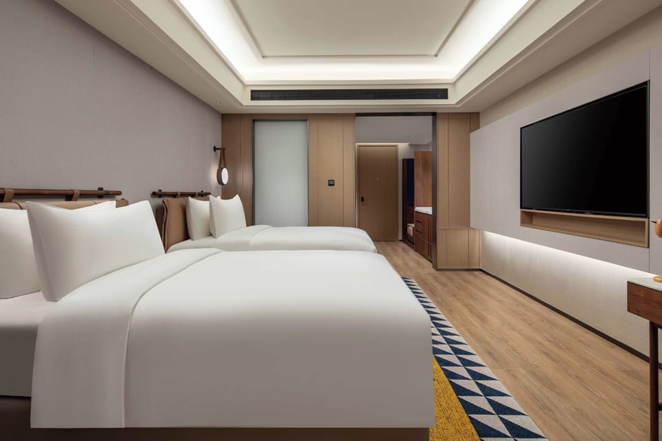 Premium bedding, down comforters, minibar, desk
