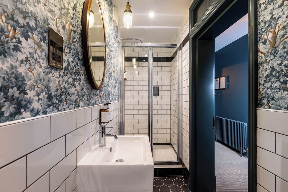 Classic Double Room | Bathroom | Rainfall showerhead, free toiletries, hair dryer, towels