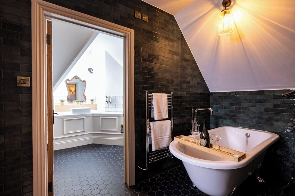 Comfort Double Room | Bathroom | Rainfall showerhead, free toiletries, hair dryer, towels