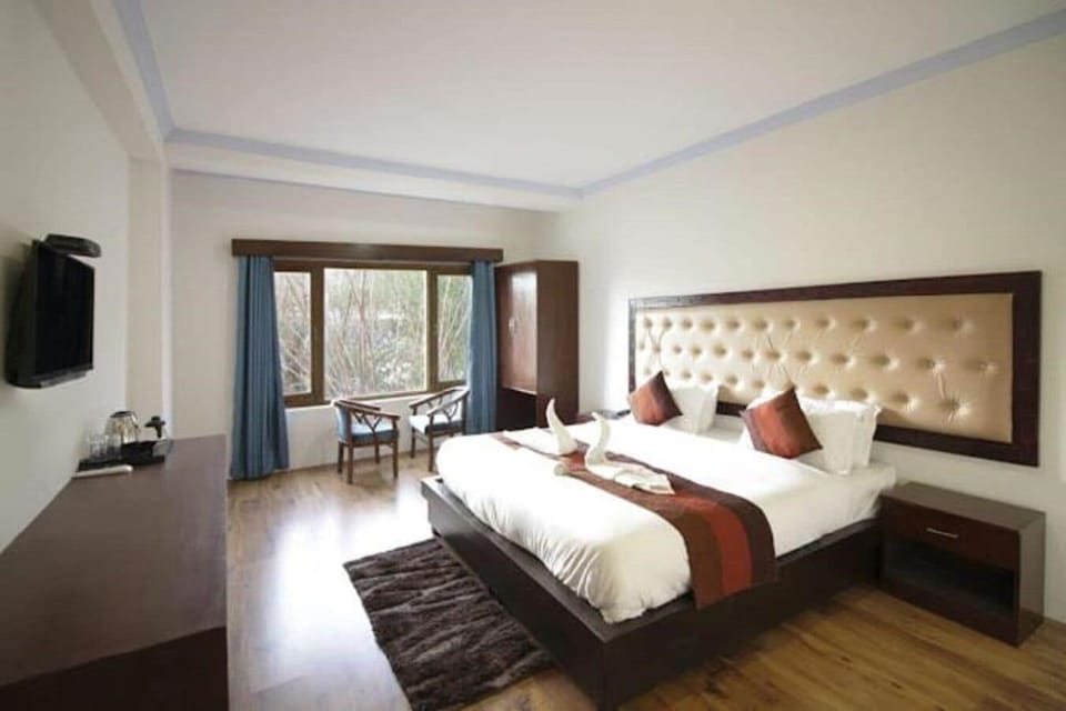 Deluxe Double Room, Mountain View | Hypo-allergenic bedding available, soundproofing, bed sheets
