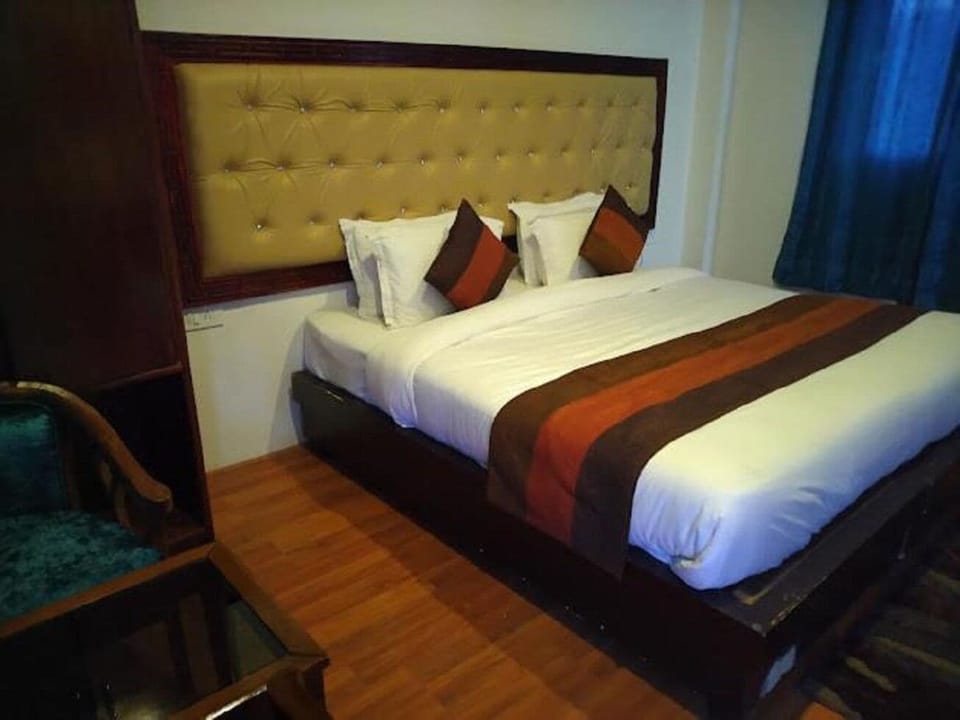 Deluxe Double Room, Mountain View | Hypo-allergenic bedding available, soundproofing, bed sheets