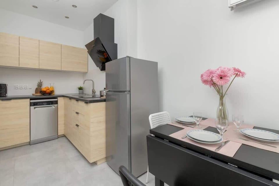 Fully equipped kitchen and dining table with chairs.