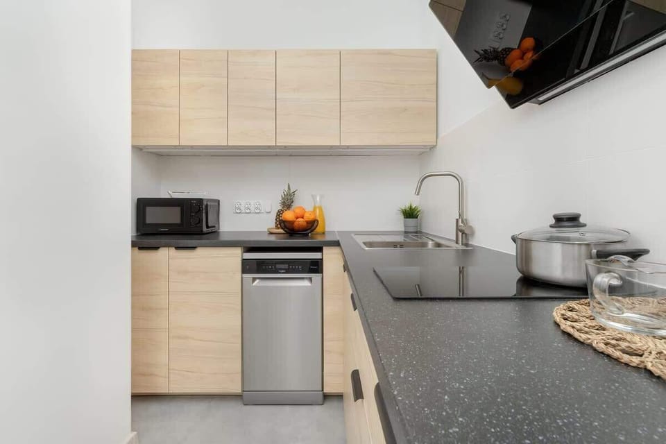 Kitchen with a microwave oven, an electric kettle and a refrigerator with a freezer, among others, so visitors can easily prepare meals.