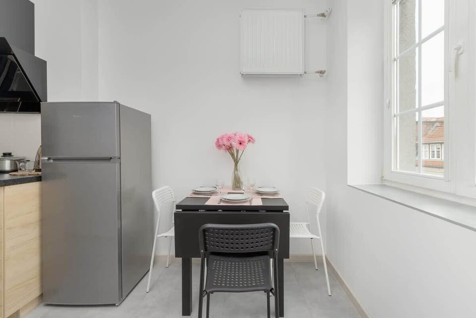 Fully equipped kitchen with dining area.