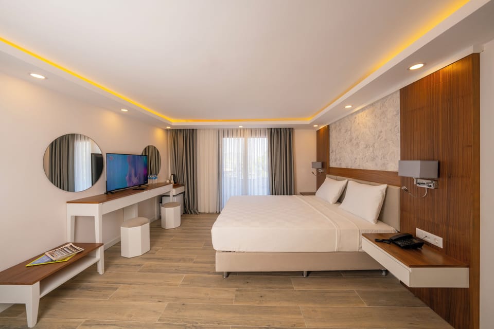 Standard Double or Twin Room | Minibar, in-room safe, desk, soundproofing