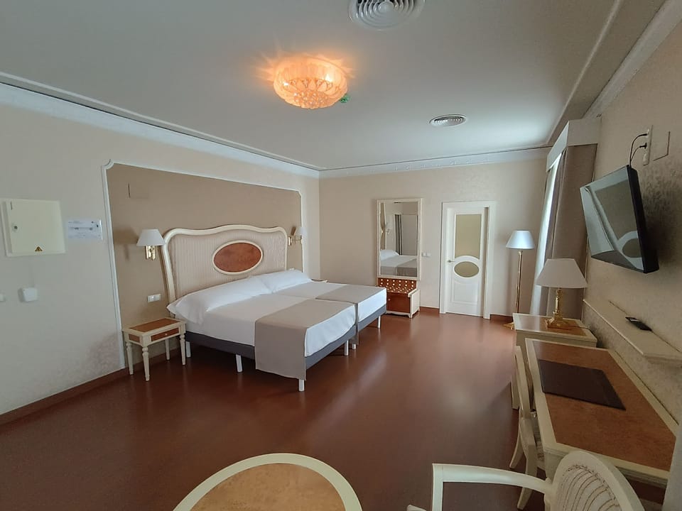 Standard Twin Room | Desk, laptop workspace, WiFi (free)