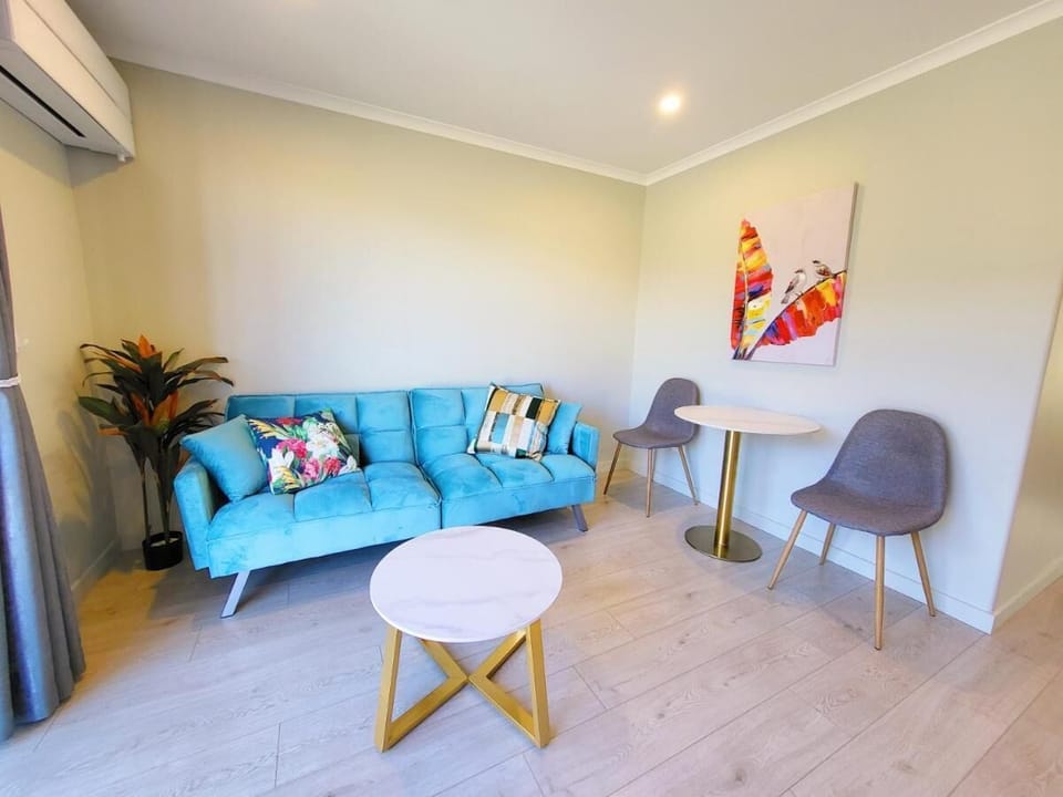 Superior Apartment, Garden View | Living area