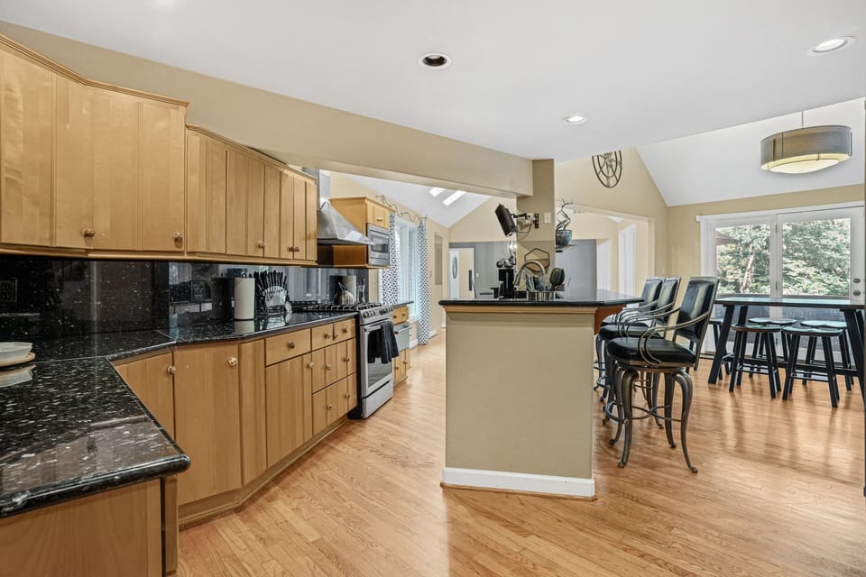 House, 5 Bedrooms | Private kitchen | Fridge, oven, stovetop, dishwasher