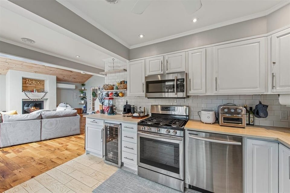 Cottage, 2 Bedrooms | Private kitchen | Coffee/tea maker, fridge, oven, electric kettle