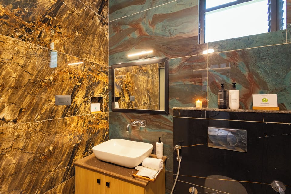 Deluxe Room | Bathroom | Shower, free toiletries, bathrobes, bidet