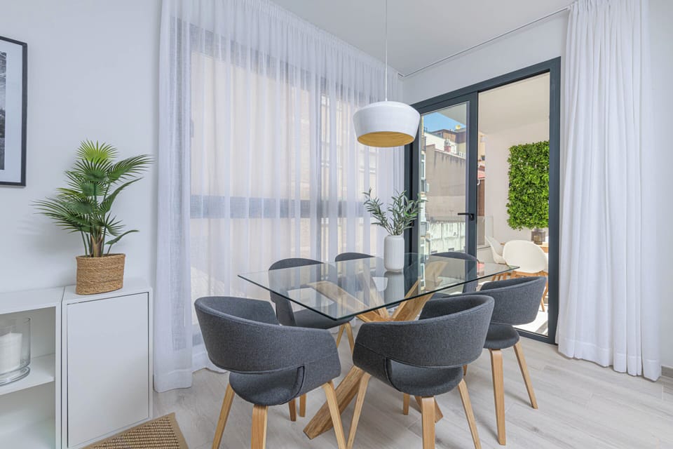 Deluxe Apartment | Dining room