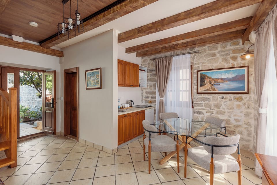 Private entrance three-bedroom villa with a garden and a pool / Annex A | Private kitchen
