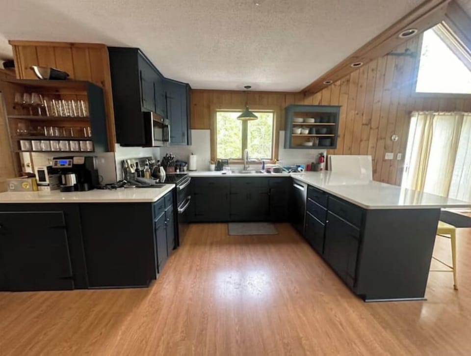 Equipped Kitchen with new appliances, coffee station