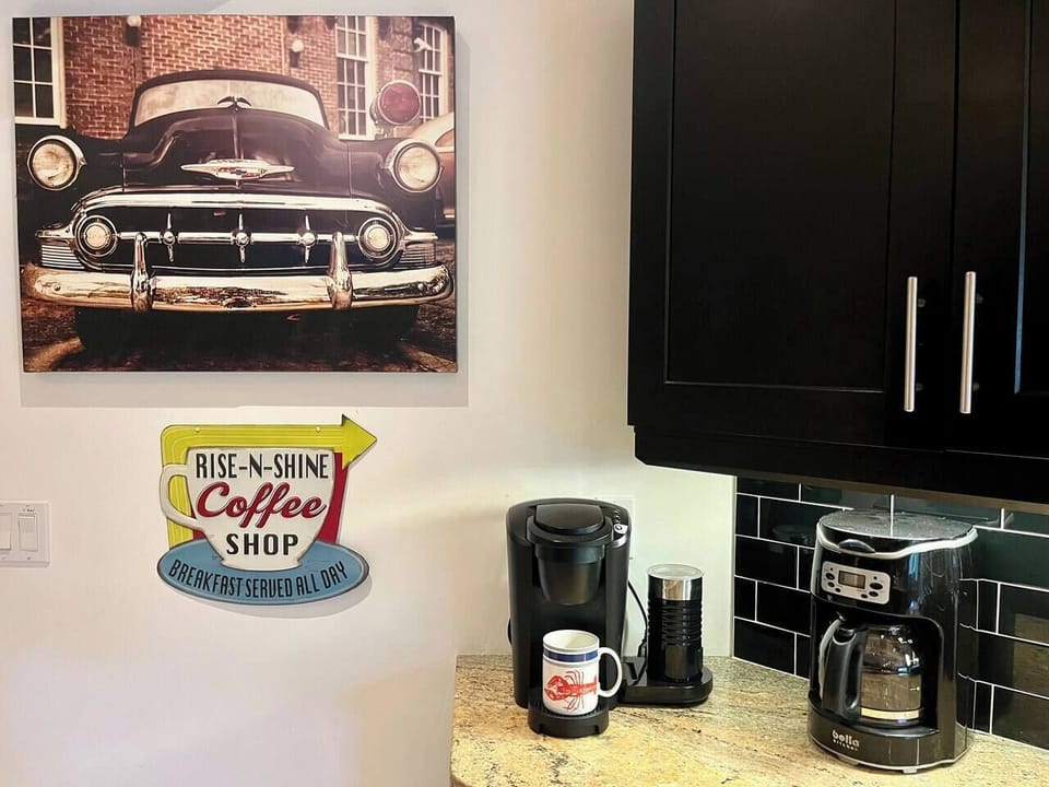 Kitchen - coffee station (Keurig coffee machine, milk frother, classic filter coffee machine)