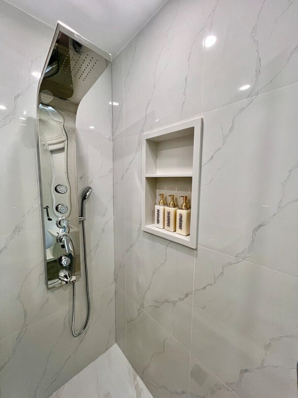 Deluxe Double Room, 1 Queen Bed, Private Bathroom | Bathroom | Shower, hydromassage showerhead, hair dryer, towels