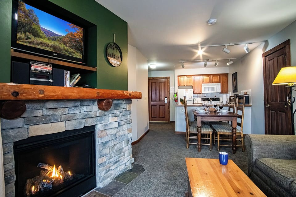 Living room equipped with a gas fireplace.