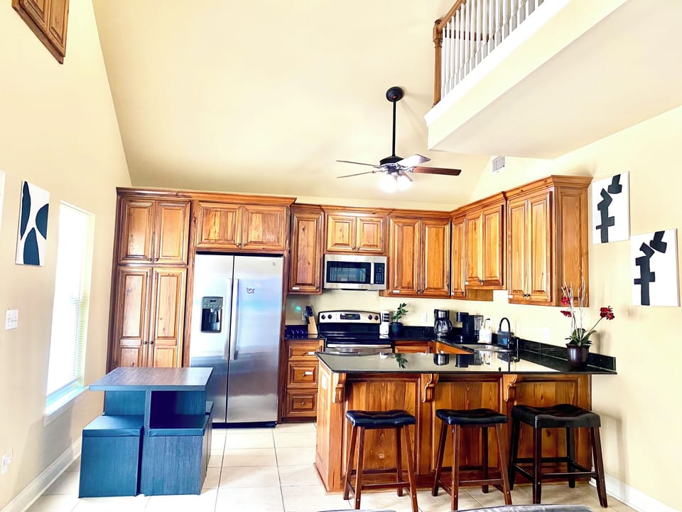 Kichen with an island and lot of cabinets
