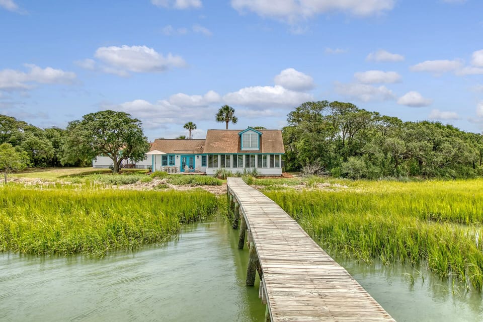 Private dock, available for fishing or enjoying the view but please note that we do NOT recommend mooring a boat to the dock as the water gets very shallow at low tide.