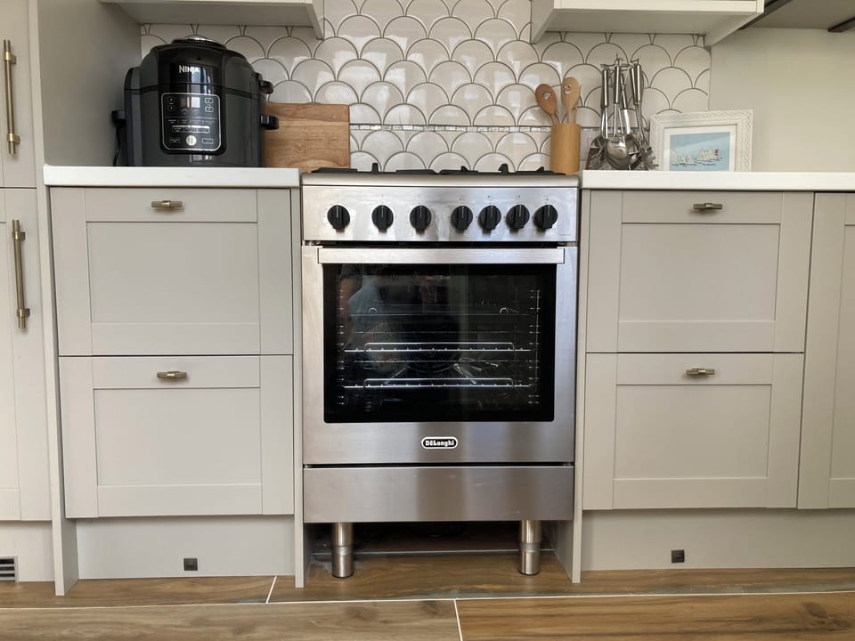 Range style gas cooker and ninja air fryer 