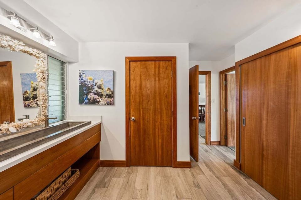 Spacious full bathroom for your convenience