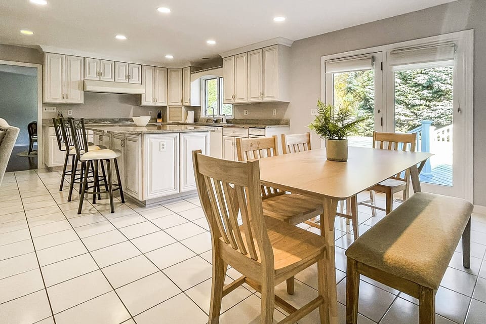 Spacious and inviting: enjoy the best of both worlds in this kitchen:  ample space for cooking and connections