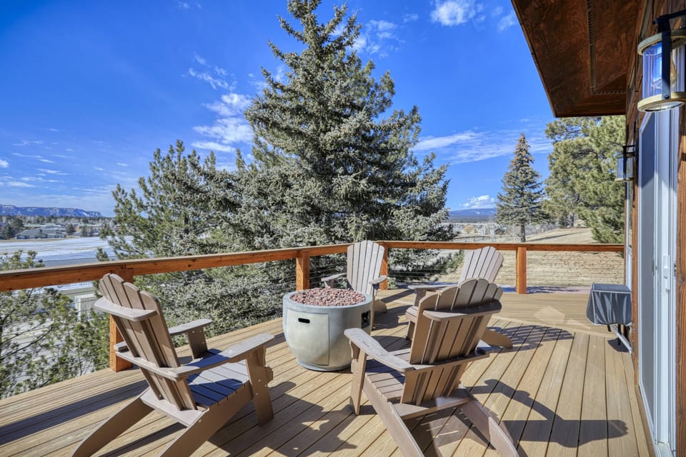 Welcome to The 19th Hole Ski Chalet- 4 bedrooms 3 bath Sleeps 9 plus a hot tub. The Mountains, Pinion Lake and Pagosa Springs Golf Club surround you!
