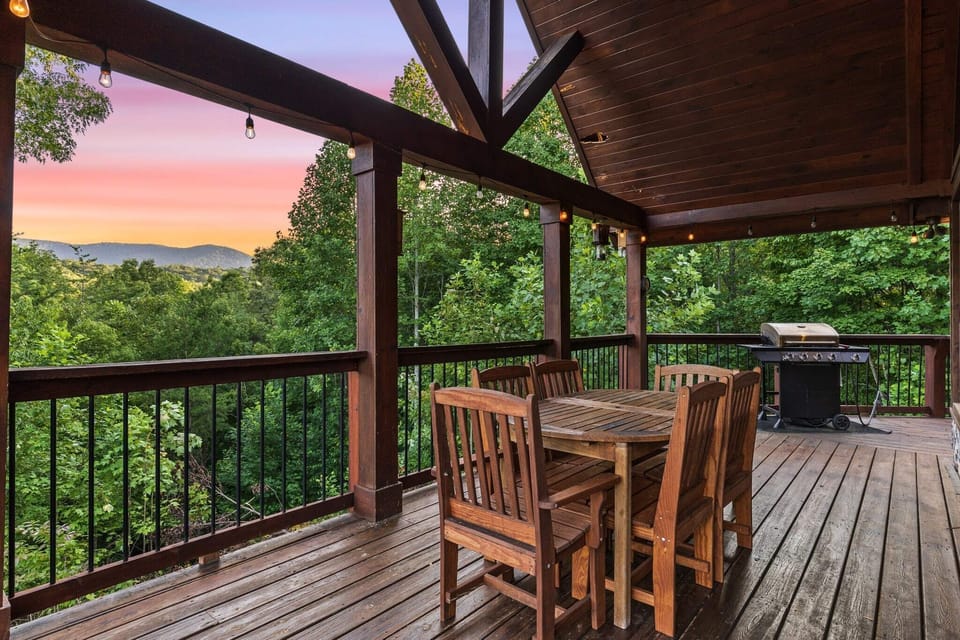 Enjoy a meal with a view—our outdoor dining area and BBQ grill are ideally placed by the deck, offering stunning sunsets and majestic mountain vistas