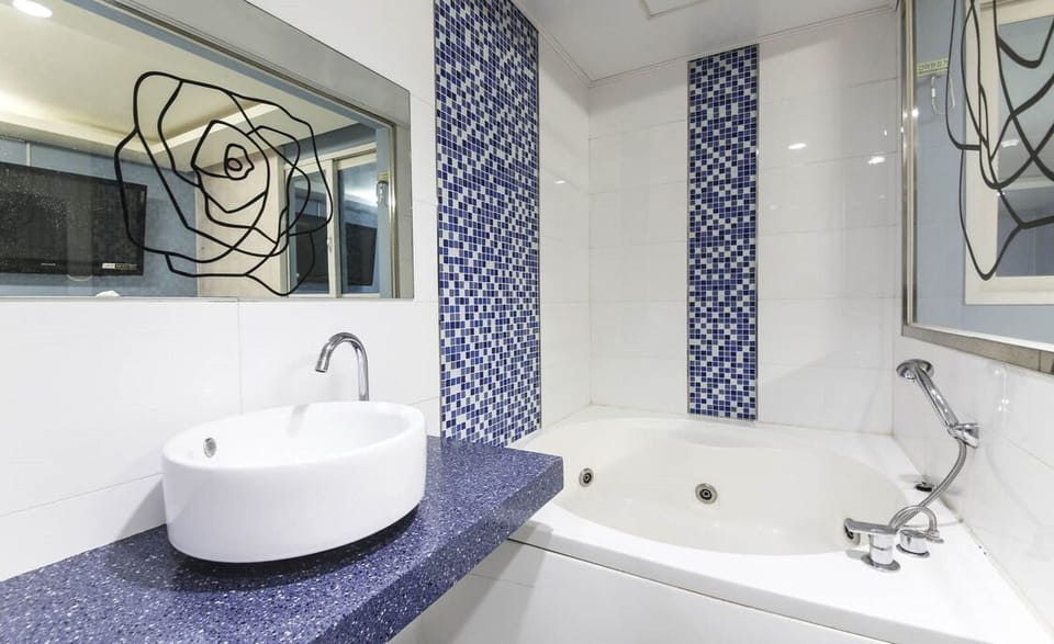 Double Room, 1 Queen Bed, Non Smoking | Bathroom | Slippers