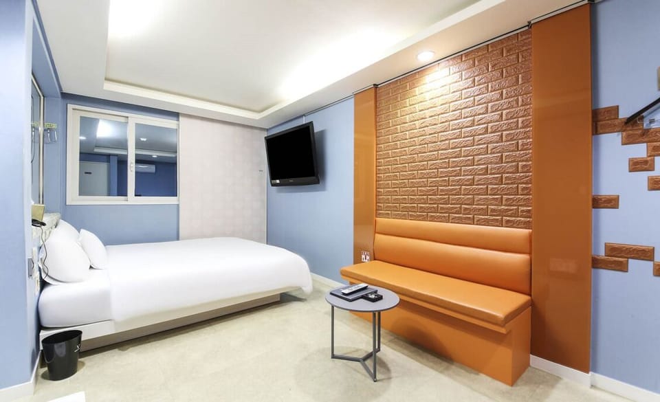 Double Room, 1 Queen Bed, Non Smoking | Free WiFi