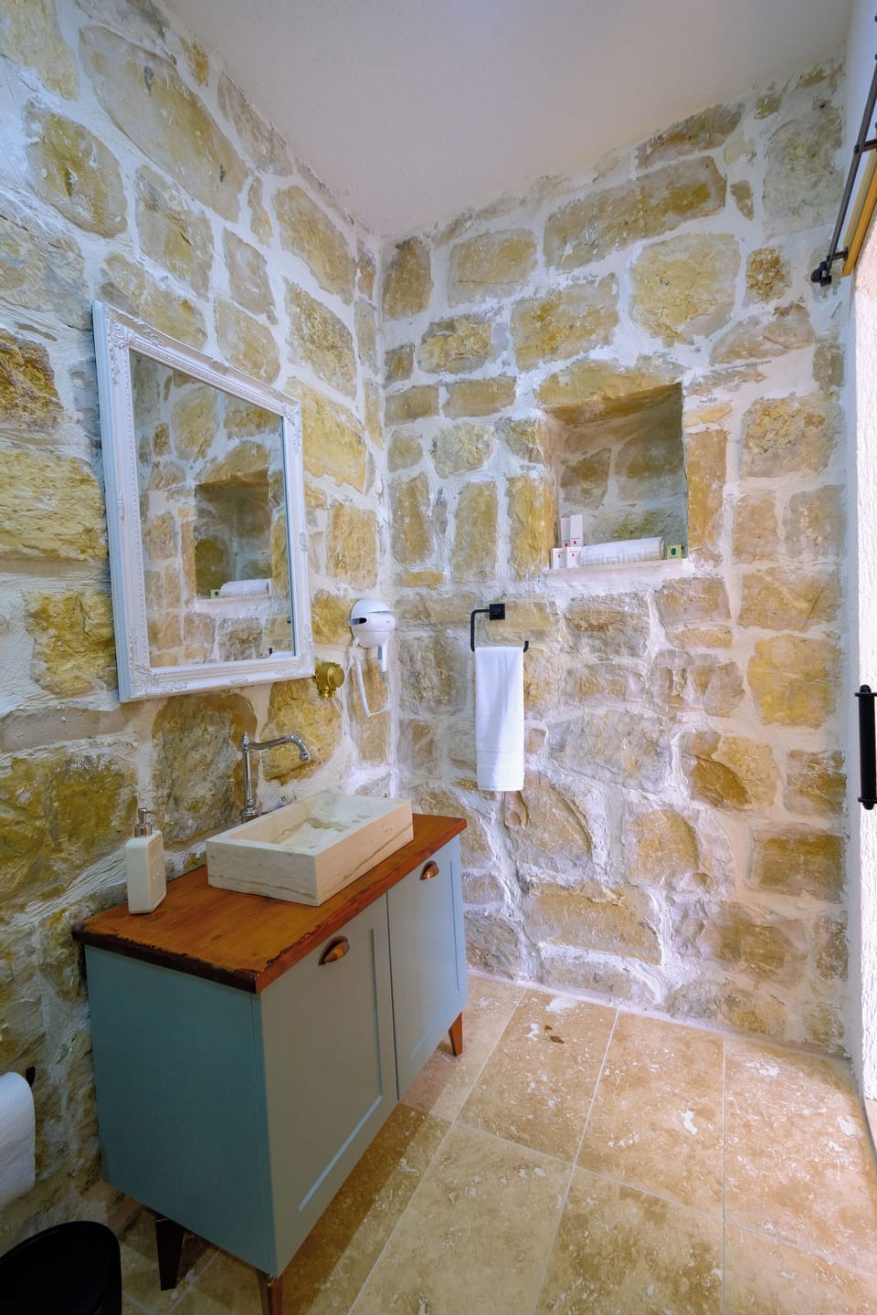 Deluxe Quadruple Room, Garden View | Bathroom