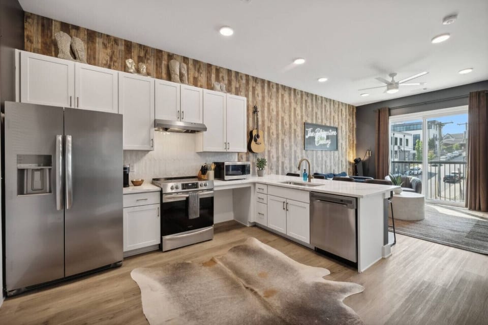Open floor plan, fully stocked kitchen, Keurig with a few K-cups to get you started on a morning cup of coffee