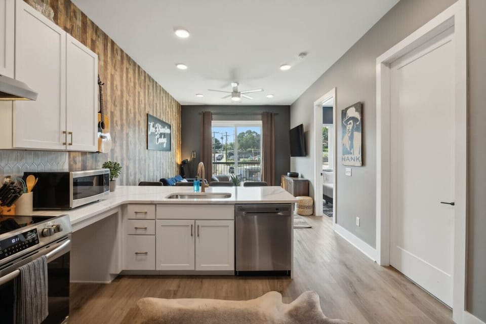 Open floor plan, fully stocked kitchen, Keurig with a few K-cups to get you started on a morning cup of coffee