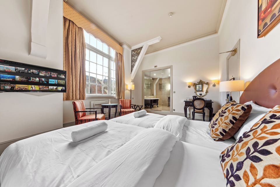 Executive Room | In-room safe, individually decorated, individually furnished, desk