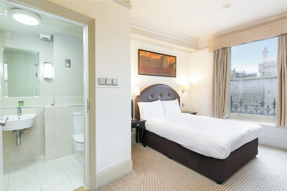 Deluxe double room with castle view. | Bathroom | Combined shower/tub, free toiletries, hair dryer, towels