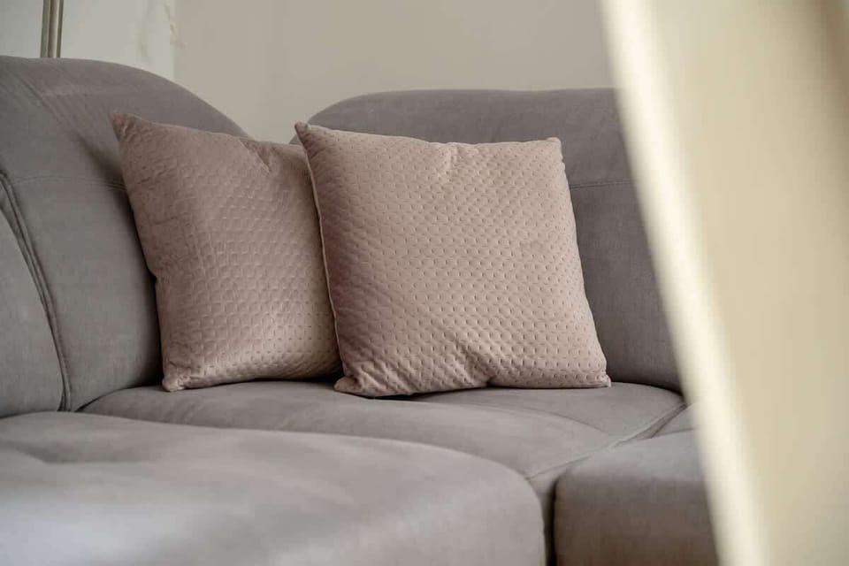 The living room's tasteful furnishings ensure a pleasant stay. 