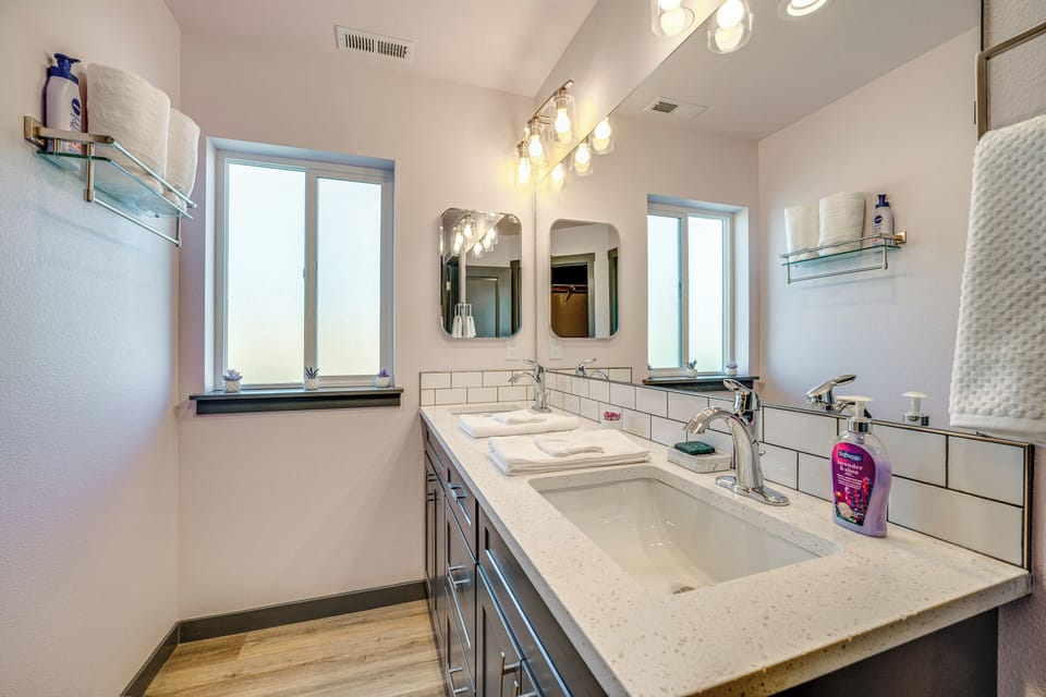 Charming Home ~ Half-mi to Potholes State Park Cottage in Washington