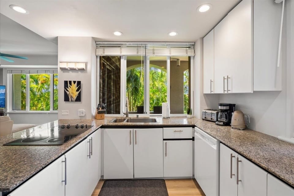 Condo, 2 Bedrooms | Private kitchen | Fridge, oven, stovetop, coffee/tea maker