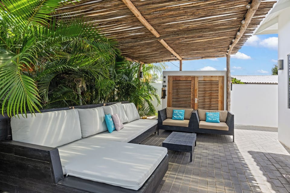 Fijne loungeplek zijkant huis