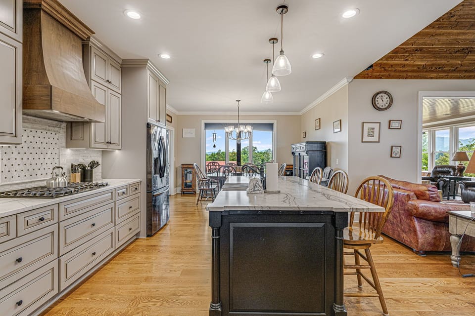 Gourmet Kitchen w/ Gas Stove
